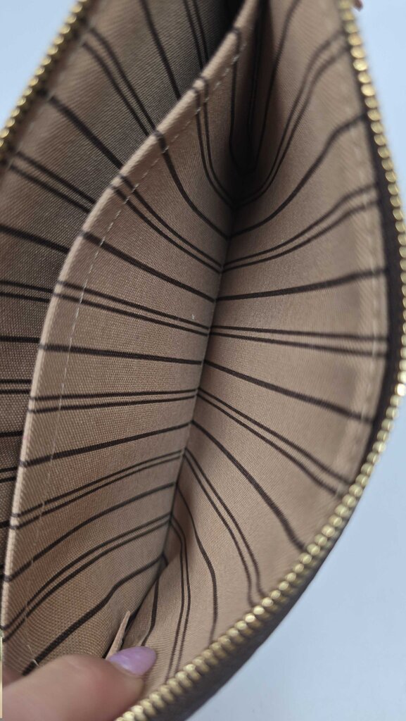 Louis Vuitton Monogram Neverfull Pouch