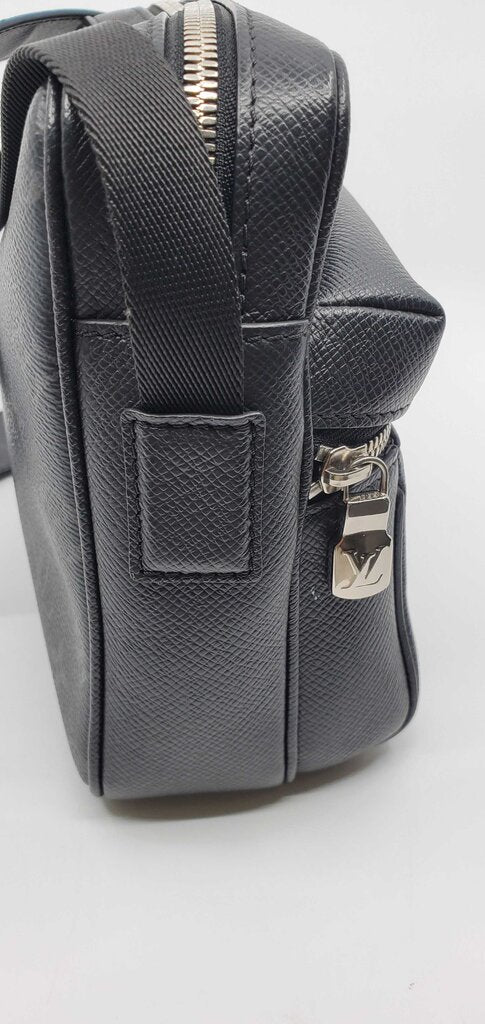 Louis Vuitton Taiga Outdoor Messanger Bag