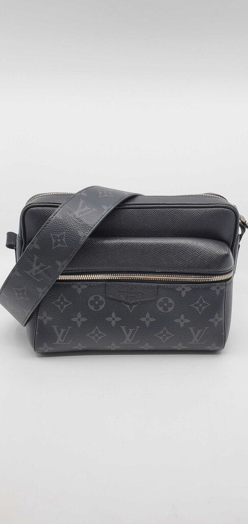Louis Vuitton Taiga Outdoor Messanger Bag