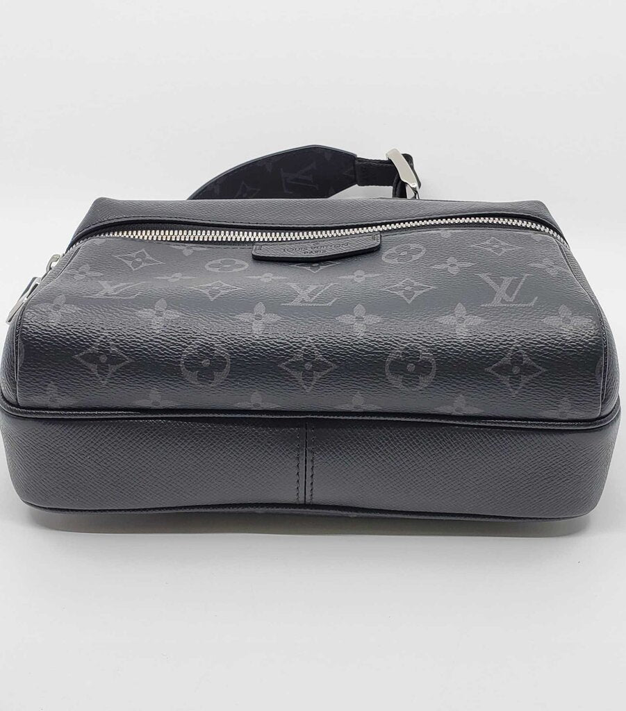 Louis Vuitton Taiga Outdoor Messanger Bag