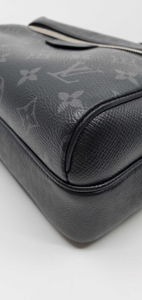 Louis Vuitton Taiga Outdoor Messanger Bag