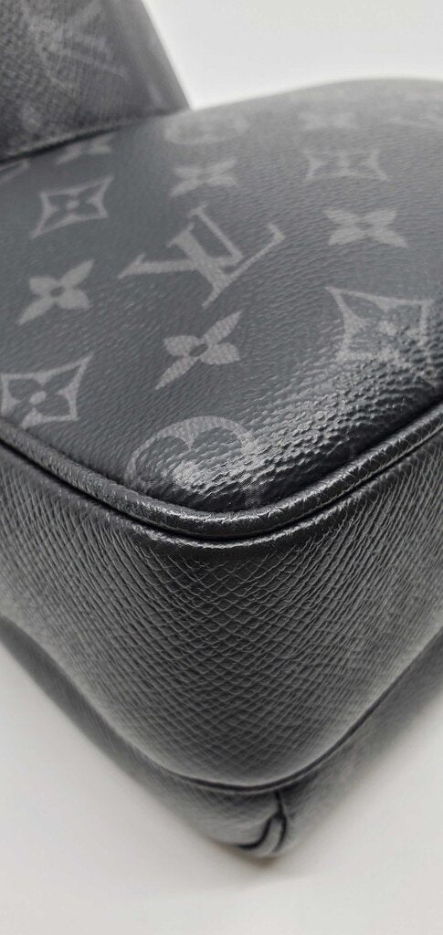 Louis Vuitton Taiga Outdoor Messanger Bag