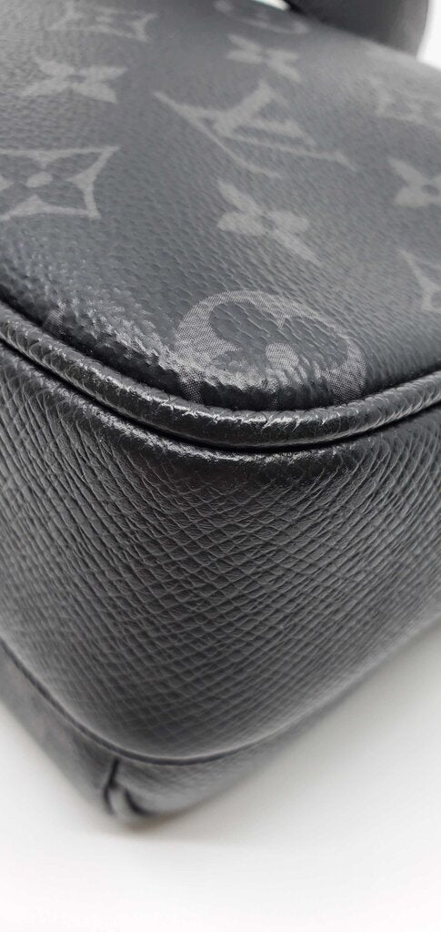 Louis Vuitton Taiga Outdoor Messanger Bag