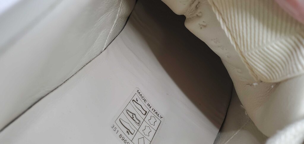 Gucci Rhyton Sneakers w/ Vintage Logo Crafted from Ivory Leather
