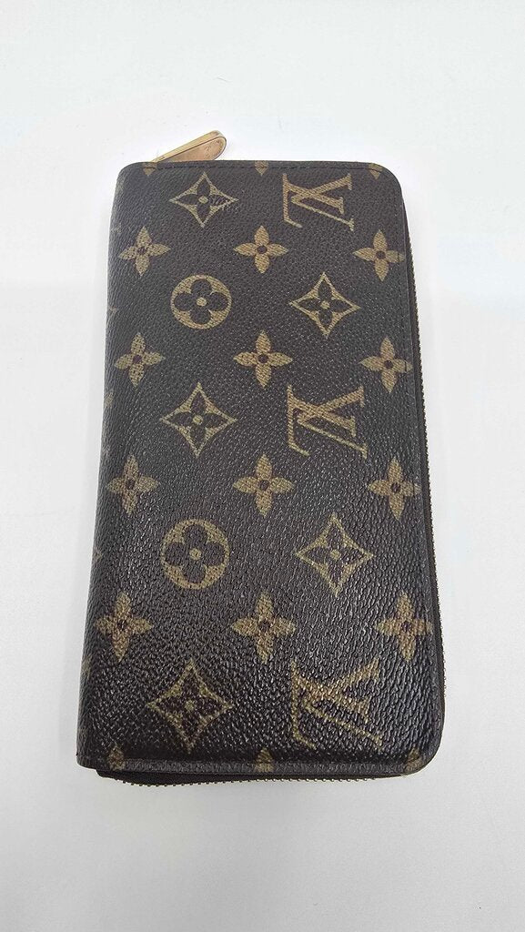 Louis Vuitton Zippy Wallet in Monogram Canvas