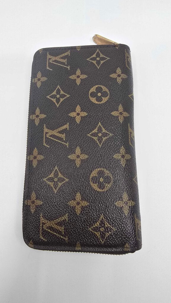 Louis Vuitton Zippy Wallet in Monogram Canvas