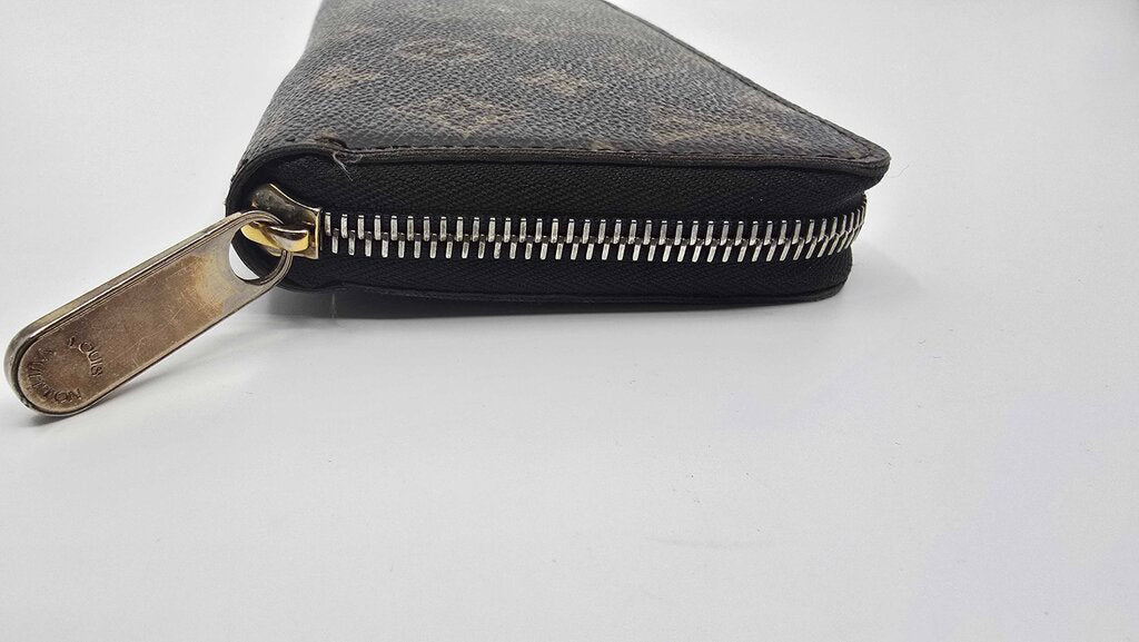Louis Vuitton Zippy Wallet in Monogram Canvas
