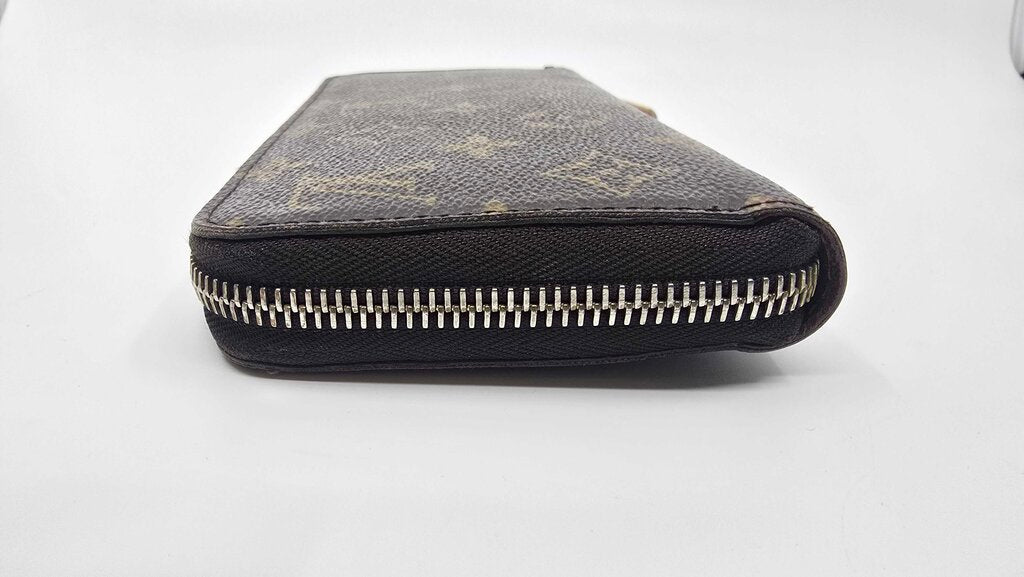Louis Vuitton Zippy Wallet in Monogram Canvas