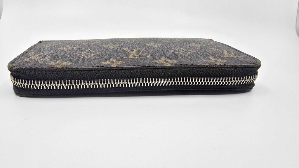Louis Vuitton Zippy Wallet in Monogram Canvas