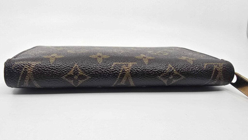 Louis Vuitton Zippy Wallet in Monogram Canvas