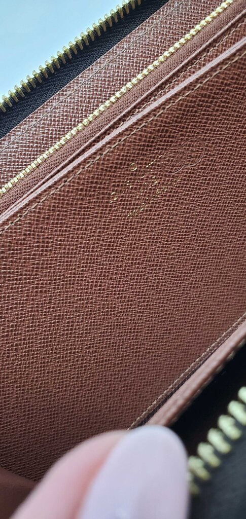 Louis Vuitton Monogram Zippy Wallet