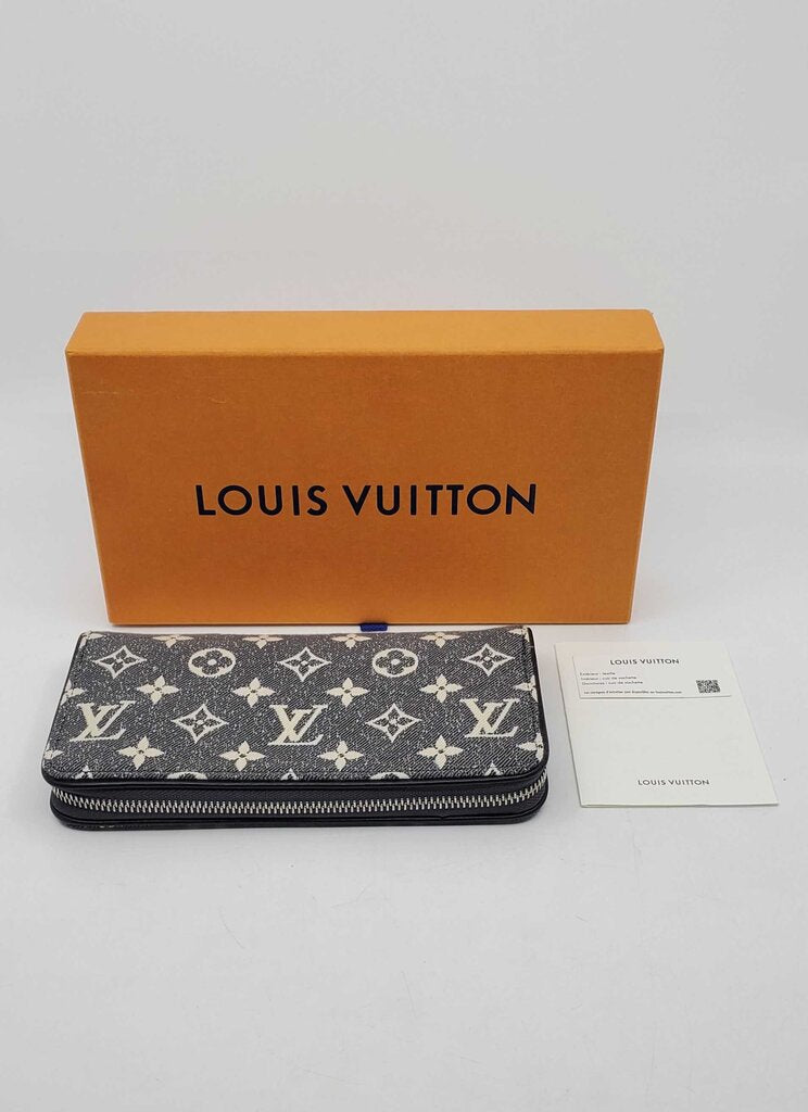 Louis Vuitton Zippy Wallet- Monogram grey denim
