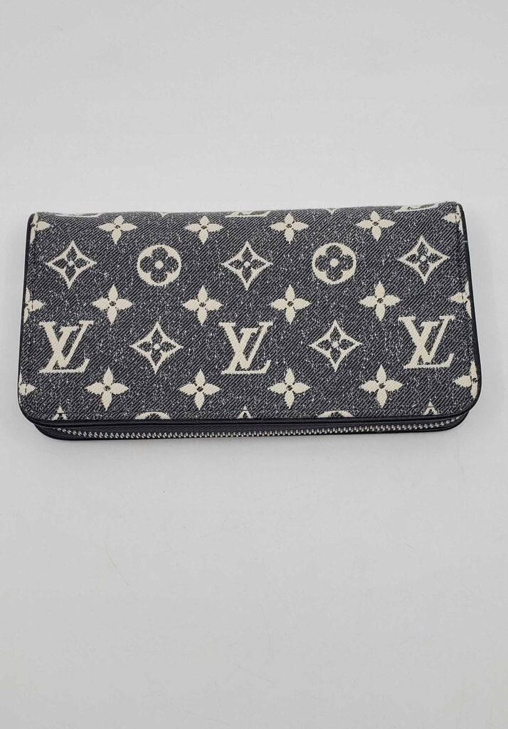 Louis Vuitton Zippy Wallet- Monogram grey denim