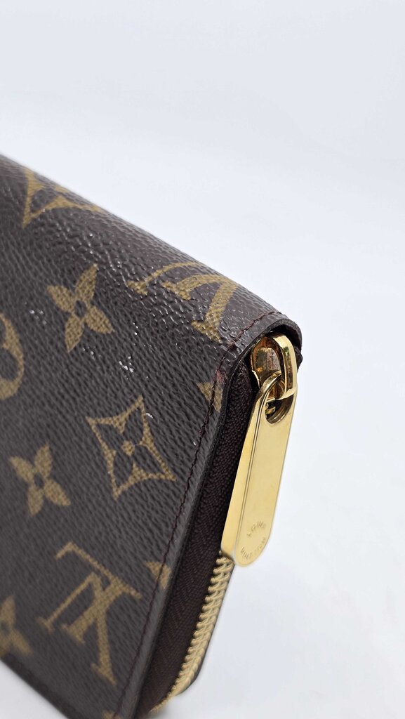 LOUIS VUITTON ZIPPY WALLET