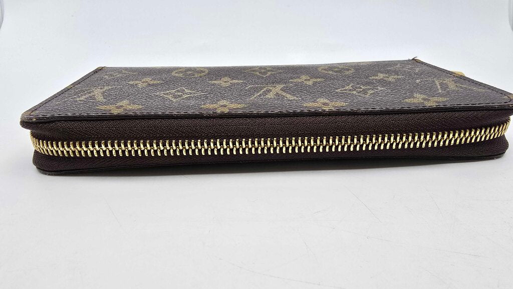 LOUIS VUITTON ZIPPY WALLET