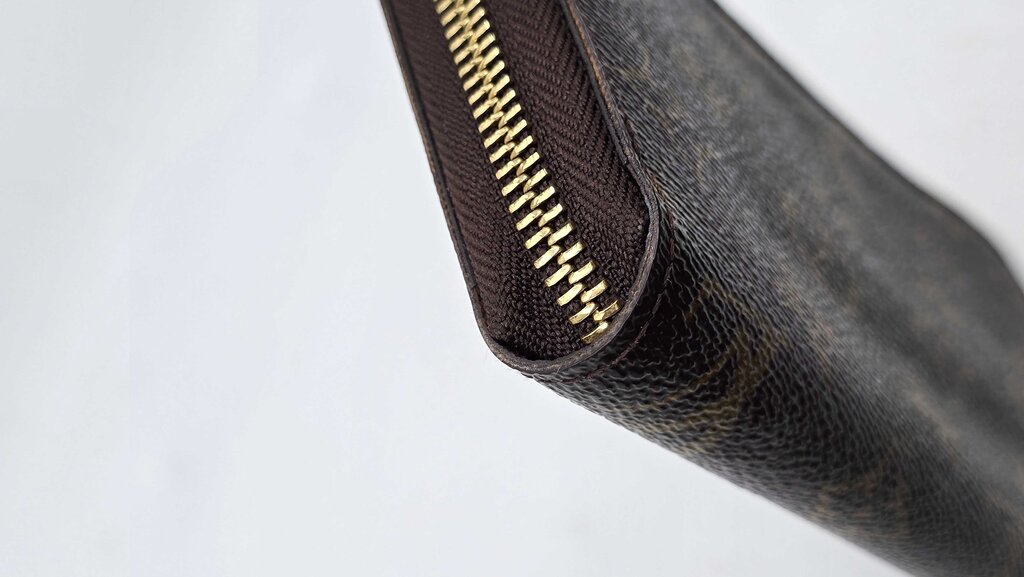 LOUIS VUITTON ZIPPY WALLET