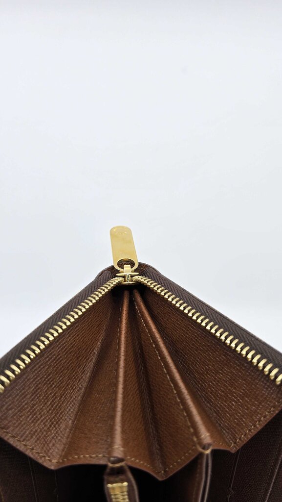 LOUIS VUITTON ZIPPY WALLET