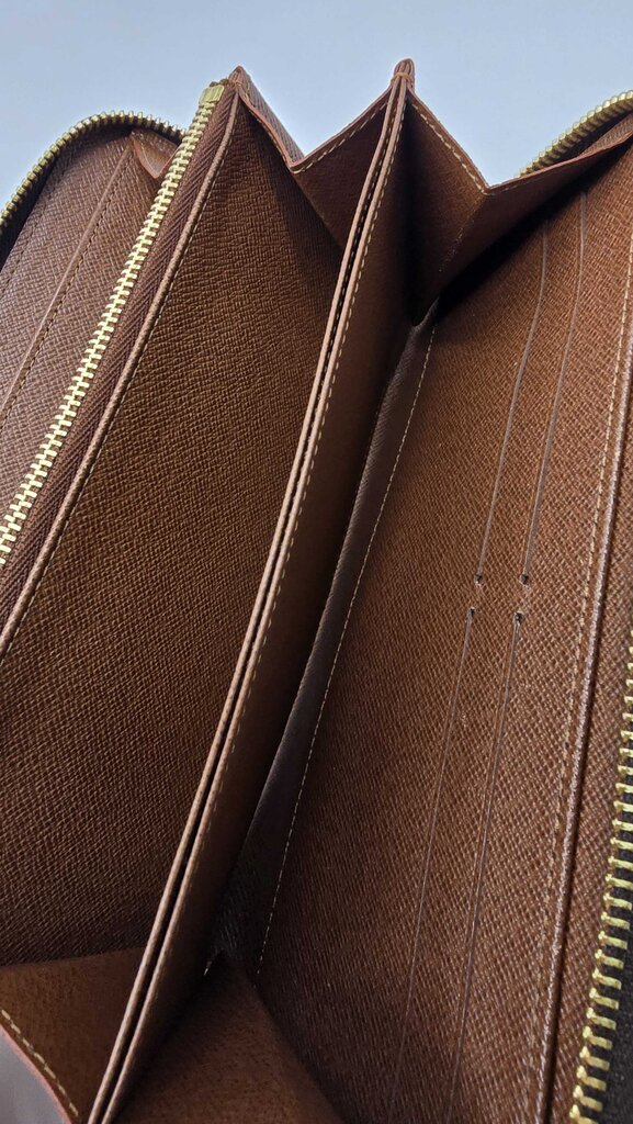 LOUIS VUITTON ZIPPY WALLET