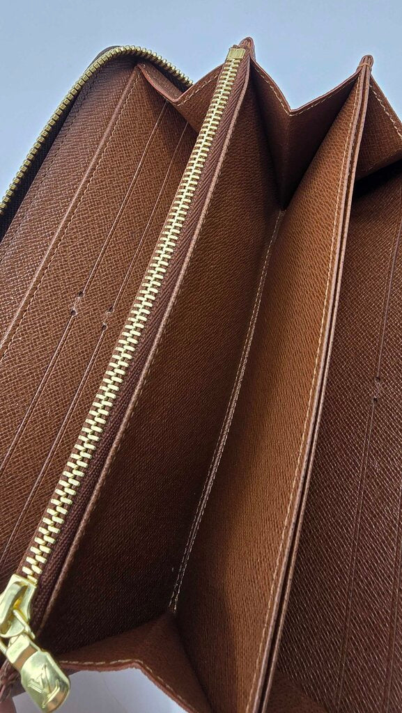 LOUIS VUITTON ZIPPY WALLET
