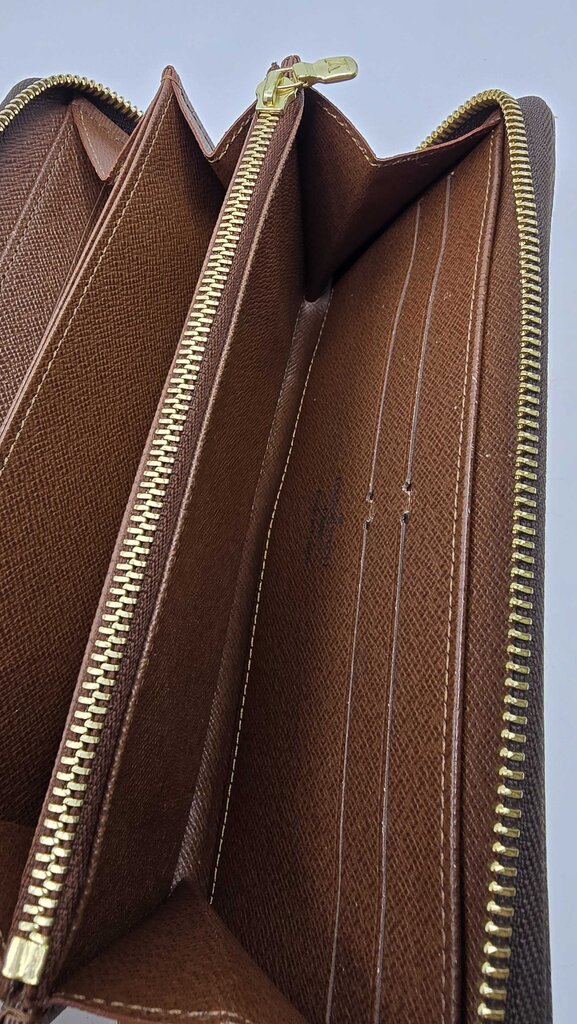 LOUIS VUITTON ZIPPY WALLET