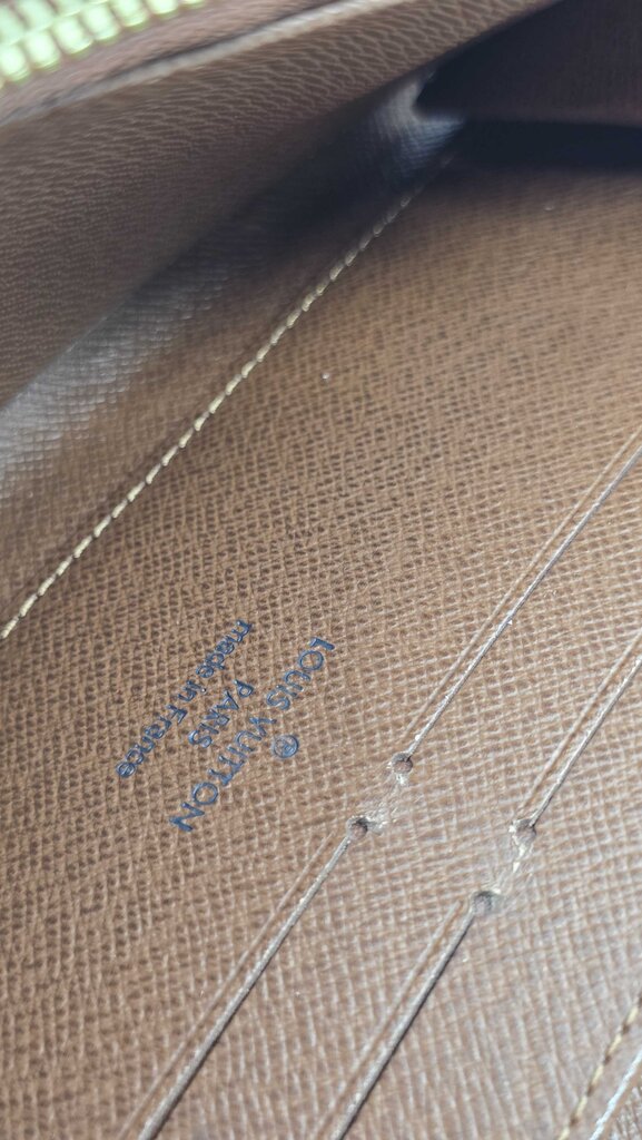 LOUIS VUITTON ZIPPY WALLET