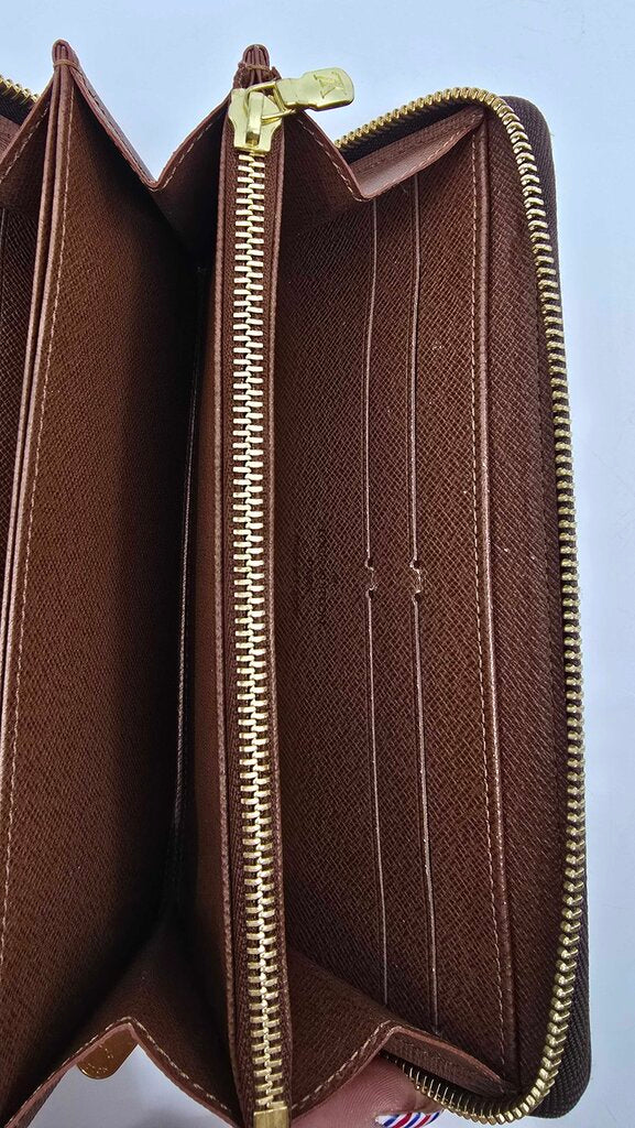 LOUIS VUITTON ZIPPY WALLET