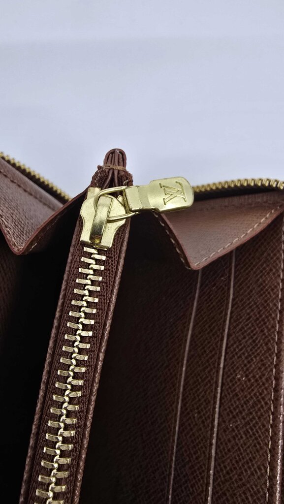 LOUIS VUITTON ZIPPY WALLET