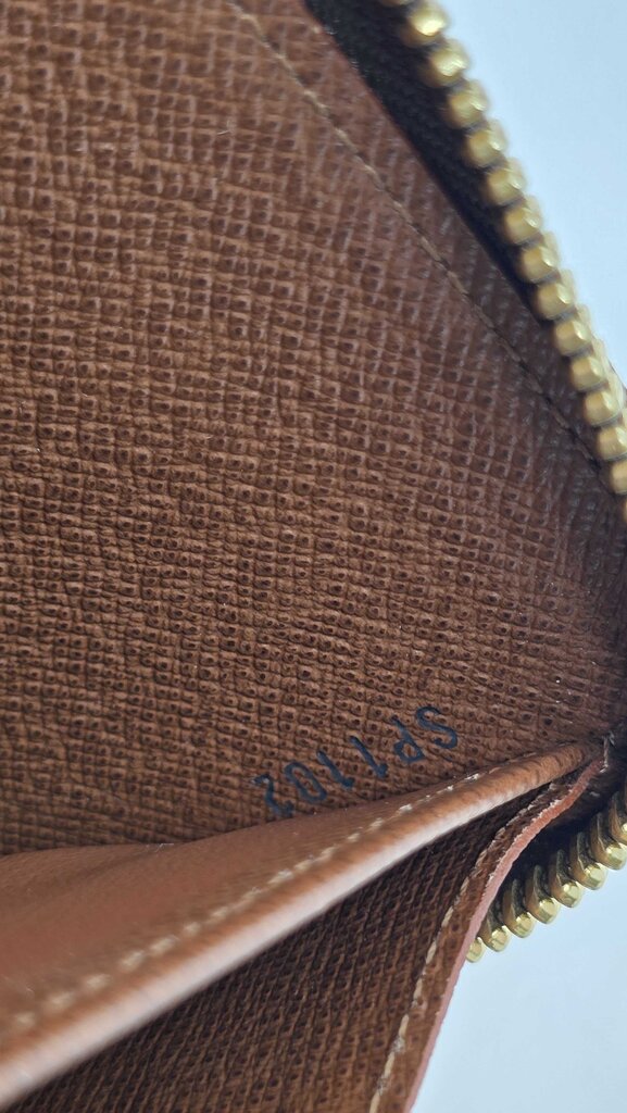 LOUIS VUITTON ZIPPY WALLET