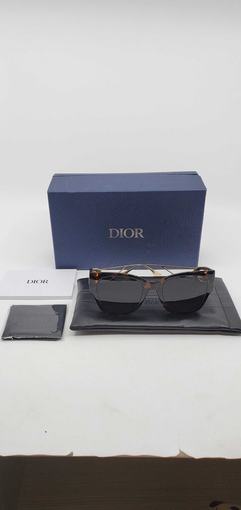 Dior 30Montaigne SU sunglasses